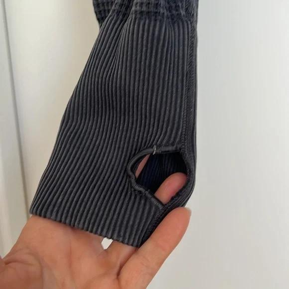 Cropped aerie Offline waffle long sleeve top w thumb holes - Picture 3 of 4